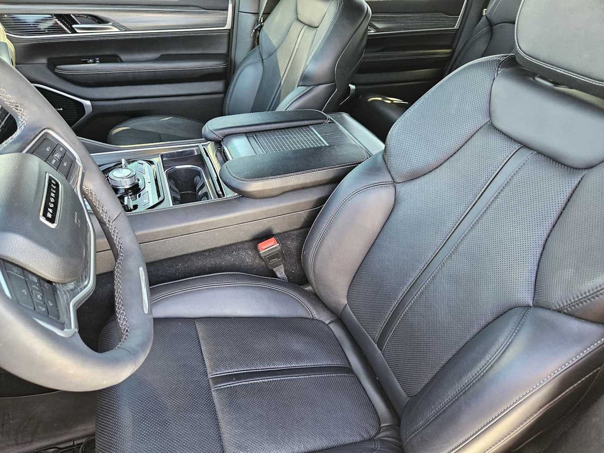 2023 Jeep Wagoneer L - Image 11