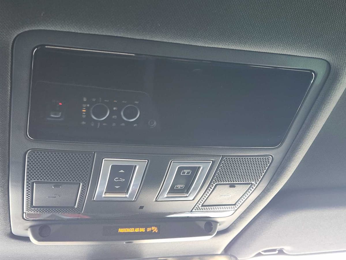 2023 Land Rover Defender - Image 19