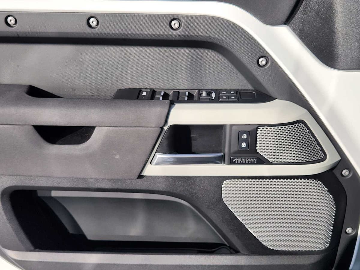 2023 Land Rover Defender - Image 21