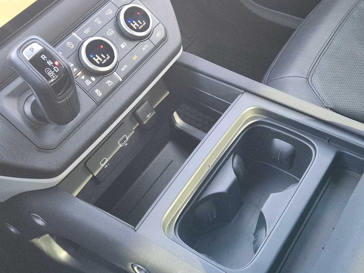 2023 Land Rover Defender - Image 17
