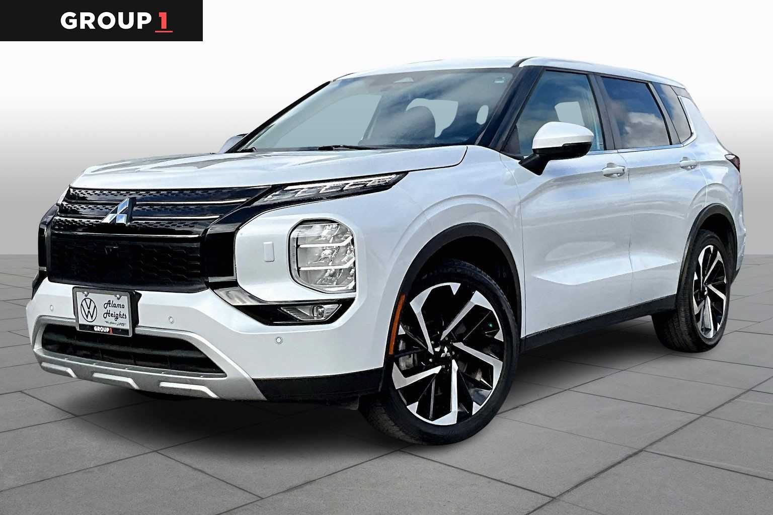 2023 Mitsubishi Outlander - Image 1