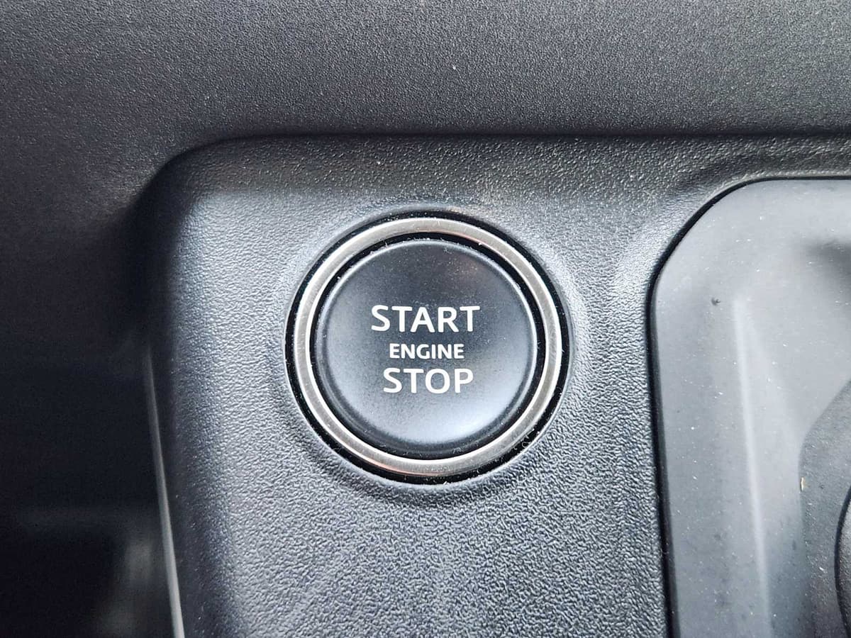 2023 Land Rover Defender - Image 18