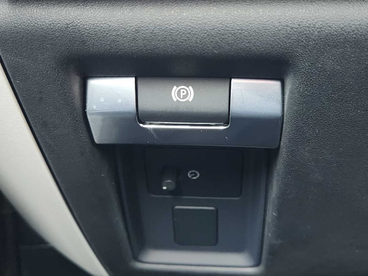 2023 Land Rover Defender - Image 20