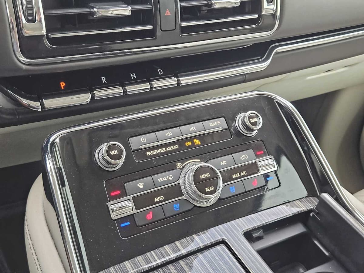 2021 Lincoln Navigator - Image 16