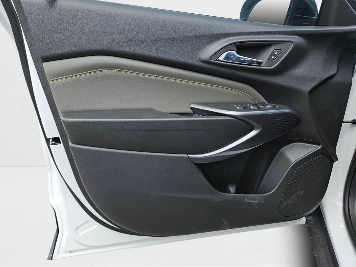 2025 Chevrolet Trax - Image 12