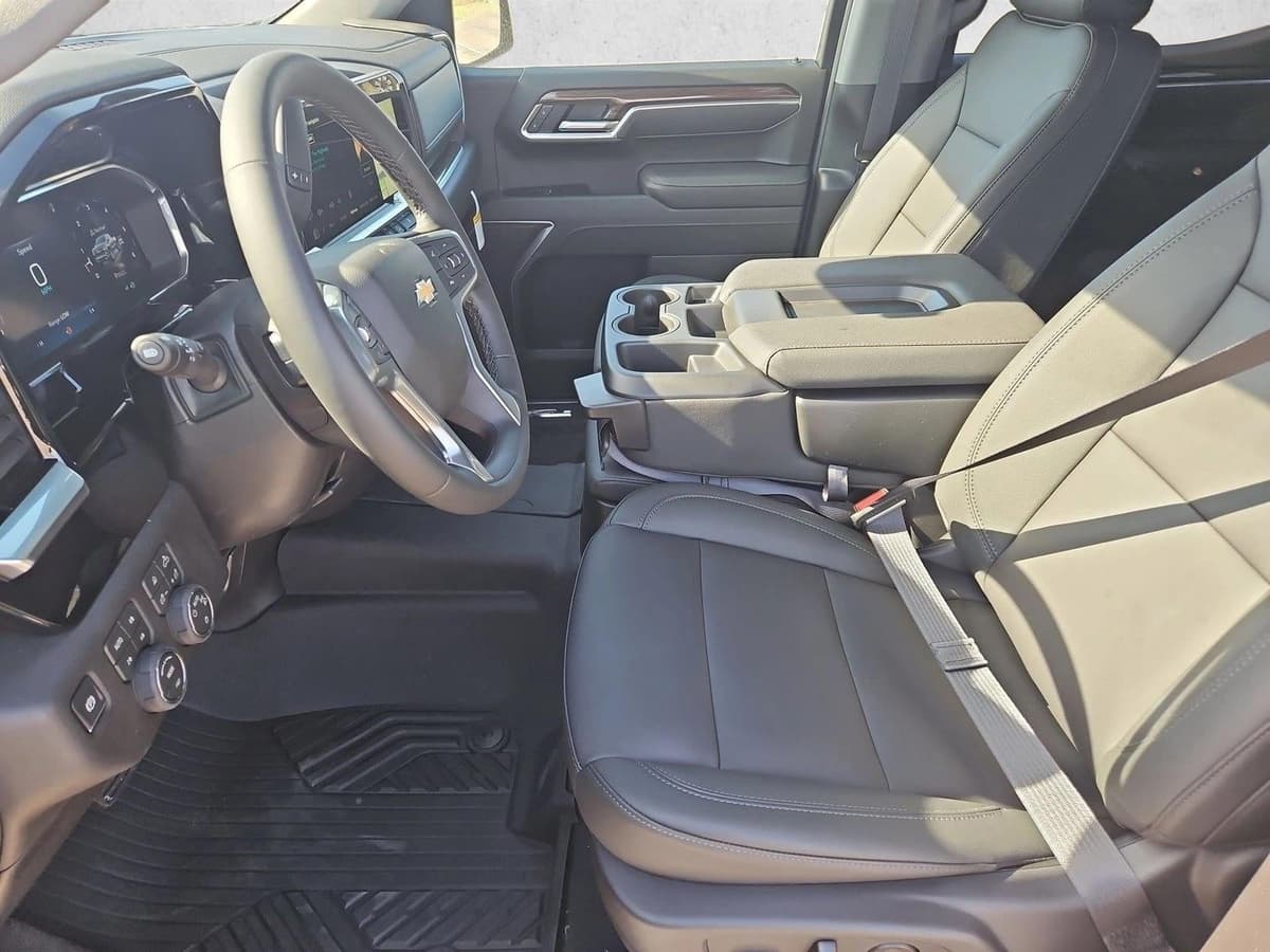 2026 Chevrolet Silverado 1500 - Image 4