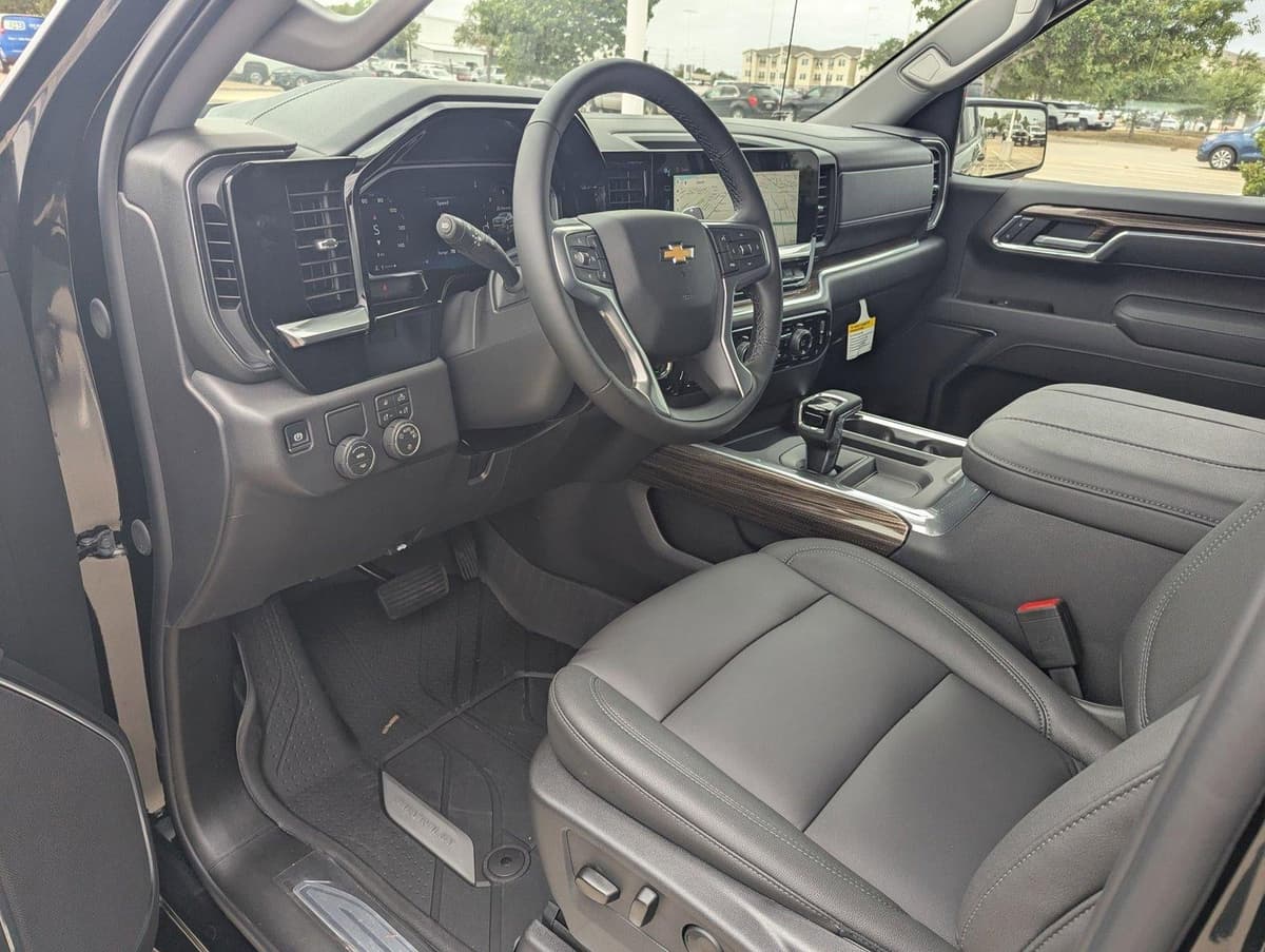 2026 Chevrolet Silverado 1500 - Image 3