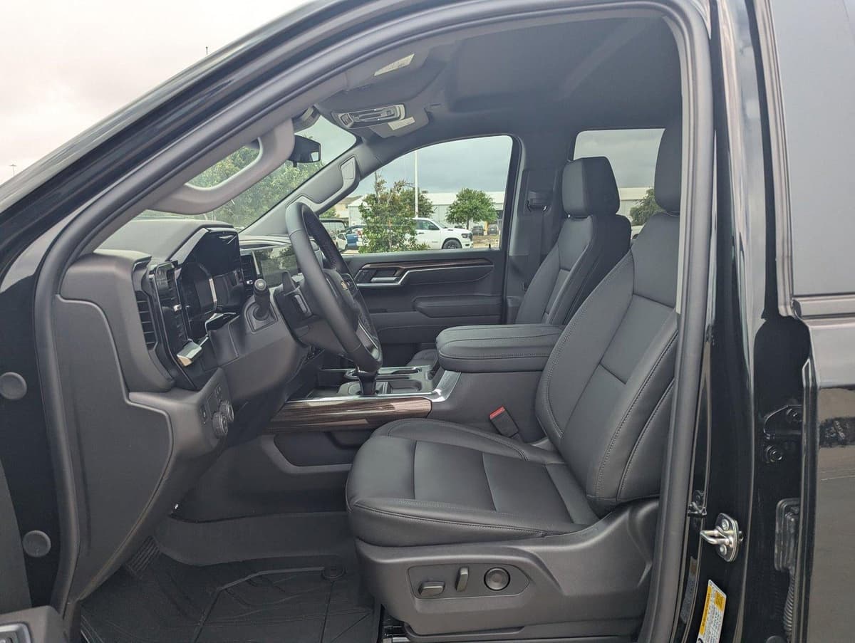 2026 Chevrolet Silverado 1500 - Image 4