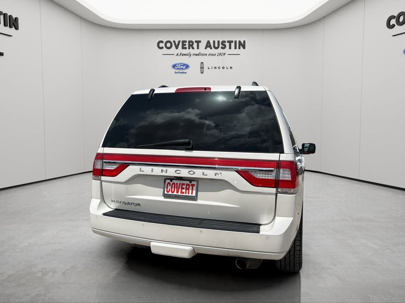 2017 Lincoln Navigator - Image 2