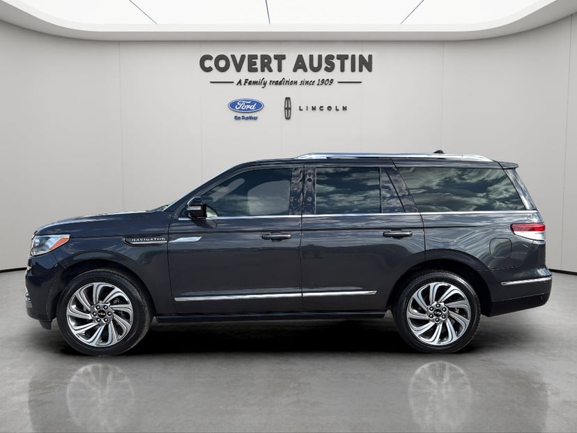 2023 Lincoln Navigator - Image 2