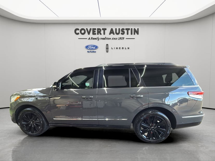 2022 Lincoln Navigator - Image 2