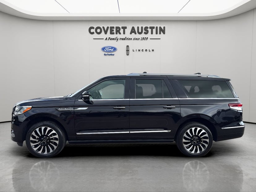 2022 Lincoln Navigator L - Image 2