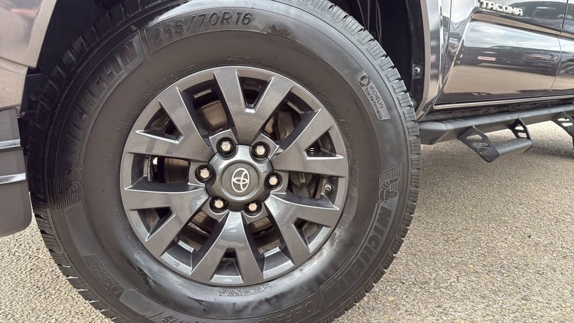 2020 Toyota Tacoma - Image 28