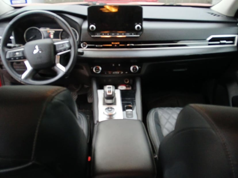 2022 Mitsubishi Outlander - Image 11