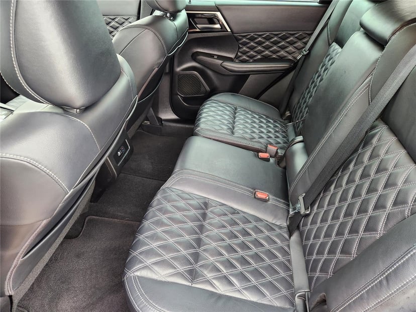 2022 Mitsubishi Outlander - Image 25