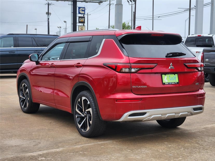 2022 Mitsubishi Outlander - Image 4
