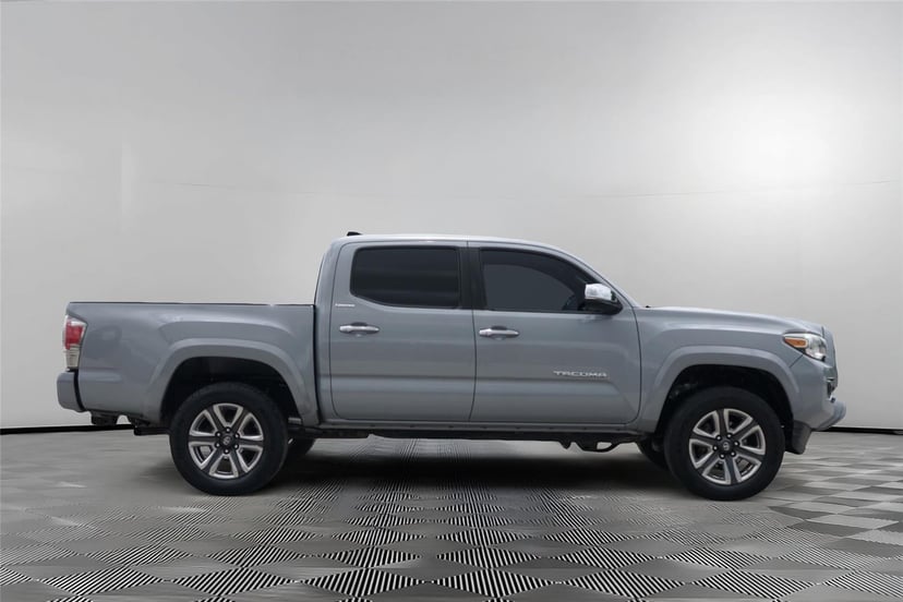 2018 Toyota Tacoma - Image 4