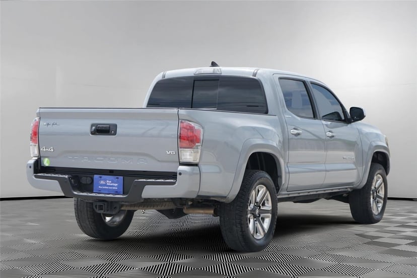 2018 Toyota Tacoma - Image 5