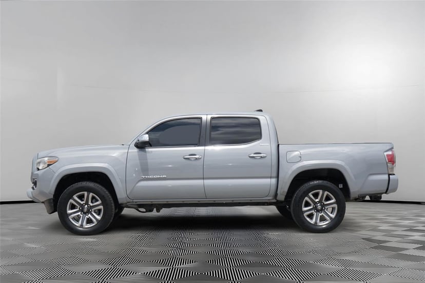 2018 Toyota Tacoma - Image 7