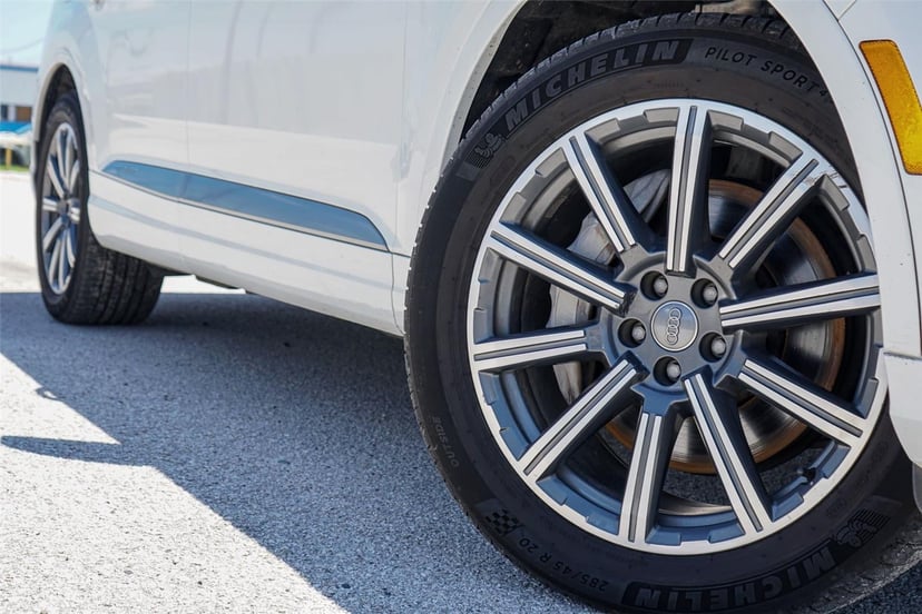 2017 Audi Q7 - Image 2