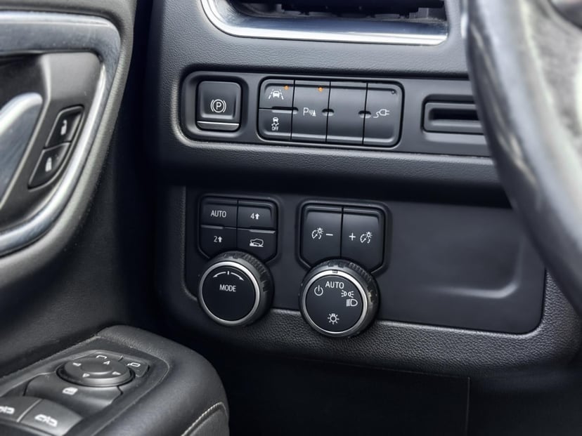 2022 Chevrolet Suburban - Image 12